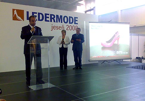 Odovzdavanie ocenení GRAND PRIX vystavovateľom na výstave Ledermoda - jeseň 2008 v Inchebe. 3.9.2008.